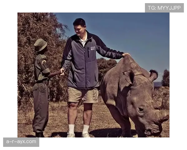 姚明家的客厅到底摆了几台巨无霸篮球架，普通人估计进不去吧